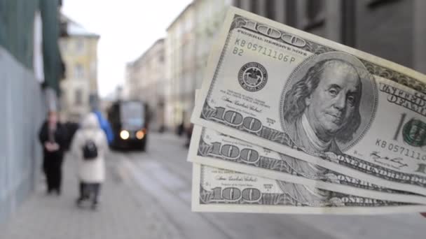 Avrupa 'nın eski ve bulanık arka planında 300 dolarlık banknotlar — Stok video