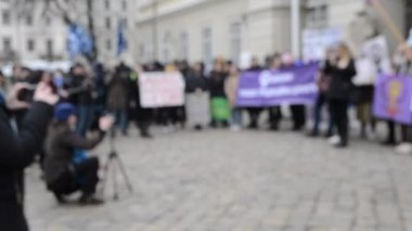 Bulanık arka plan İnsanlar protesto için meydanda duruyor.