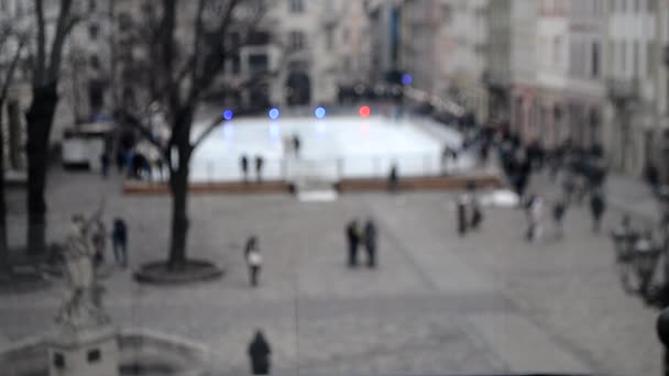 Verschwommener Hintergrund vieler Menschen auf dem Stadtplatz. — Stockvideo