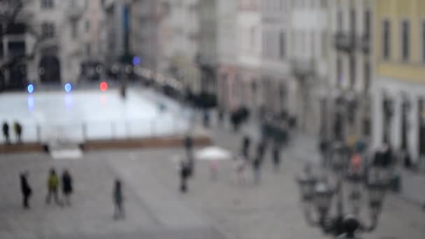 Résumé Fond flou déconcentré de nombreuses personnes sur la place de la rue — Video