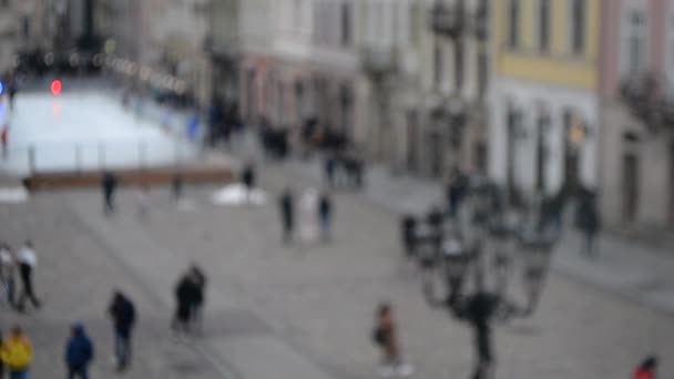 Аннотация Defocused Blurred Background of many people on street square — стоковое видео