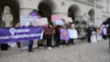 Bulanık arka plan İnsanlar protesto için meydanda duruyor.