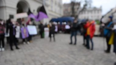 Bulanık arka plan İnsanlar protesto için meydanda duruyor.