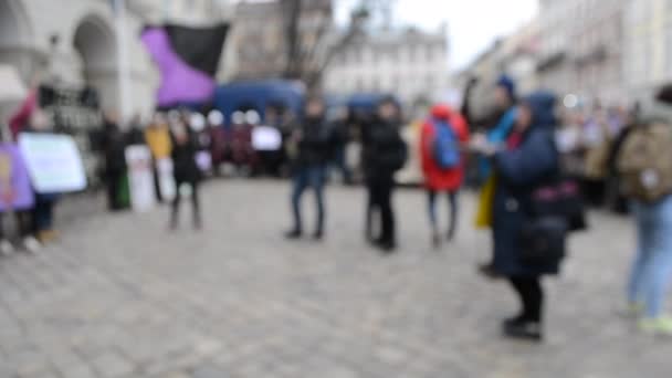 Wazige achtergrond Mensen staan op het plein uit protest. — Stockvideo