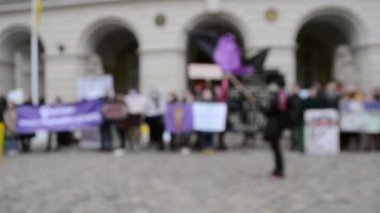 Bulanık arka plan İnsanlar protesto için meydanda duruyor.