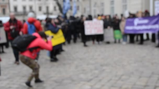 Fond flou Les gens sont debout sur la place pour protester . — Video