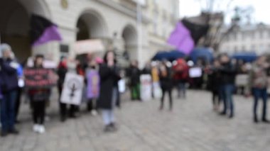 Bulanık arka plan İnsanlar protesto için meydanda duruyor.