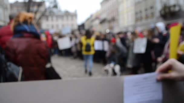 Fondo borroso La gente está de pie en la plaza en protesta . — Vídeos de Stock