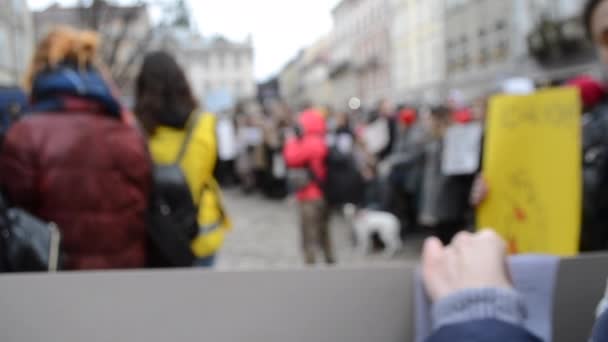 Bulanık arka plan İnsanlar protesto için meydanda duruyor. — Stok video