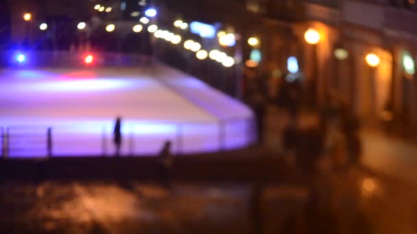 Unscharfer Hintergrund. Eisbahn im Freien, Freiluft-Eisbahn auf dem Platz — Stockvideo