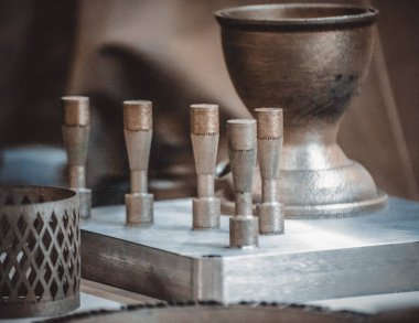 Metal 3D yazıcıya yakın plan basılmış. Nesne lazer sindirim makinesine basılmış. Metal tozundan modern 3D yazıcı baskısı. Kavramsal katkı maddesi DMLS, SLM, SLS 3D yazdırma teknolojisi