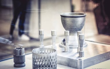 Metal tozundan metal 3D yazıcıya basılmış nesne. Lazer sintilasyon makinesine basılmış nesne. Metal tozundan modern 3D yazıcı baskısı. İlerici katkı maddesi DMLS, SLM, SLS 3D yazdırma teknolojisi