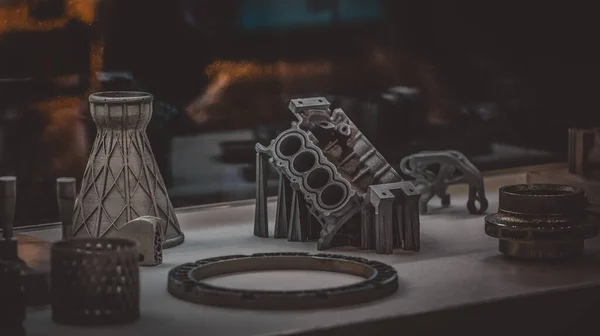 Mens Houdt Object Gedrukt Een Metalen Printer Voorwerp Gedrukt Lasersintermachine — Stockfoto