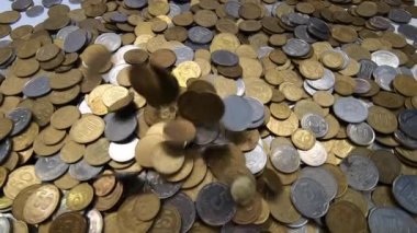 Beyaz ve sarı madeni paralar yakın plan paraların yüzeyine düşer..
