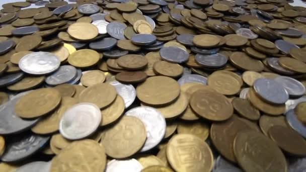 Monedas blancas y amarillas caen a la superficie de las monedas de primer plano. — Vídeo de stock