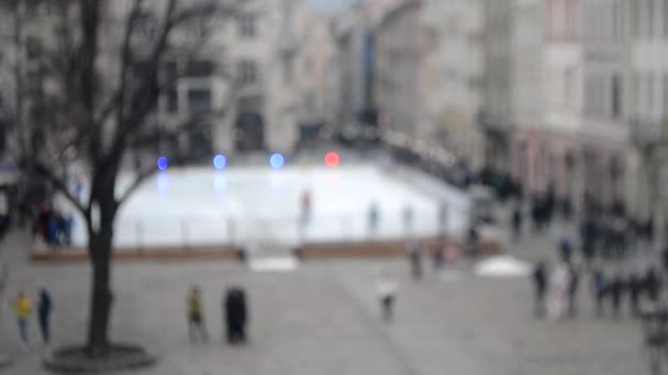 Аннотация Defocused Blurred Background of many people on street square — стоковое видео