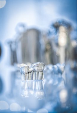 Metal 3D yazıcıya basılmış nesne. Lazer sinterleme makinesine basılmış diş kaplaması. Metal tozundan modern 3D yazıcı baskısı. Kavramsal katkı maddesi DMLS, SLM, SLS 3D yazdırma teknolojisi