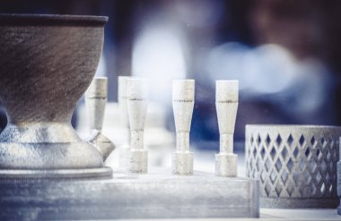 Adam metal 3D yazıcıya basılı nesne tutuyor. Nesne lazer sindirim makinesine basılmış. Metal tozundan modern 3D yazıcı baskısı. İlerici katkı maddesi DMLS, SLM, SLS 3D yazdırma teknolojisi