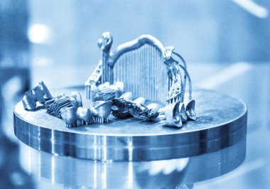 Metal 3d yazıcıya yakın çekimde yazdırılan nesne.