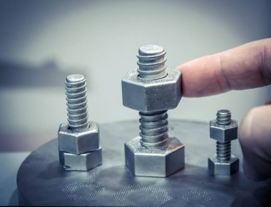 İnsan, metal 3D yazıcıya yazdırılan nesnenin detaylarını döndürür.