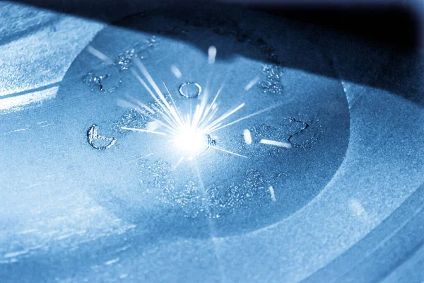 Metal için lazer sinterlama makinesi. Metal lazer etkisi altında çalışma odasında istenen şekle dönüşür. Metal baskı yapan 3D yazıcı. Modern katkı teknolojileri 4.0 endüstriyel devrim