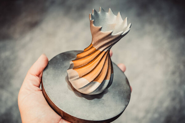 Объект, отпечатанный из металлического порошка на 3D принтере.