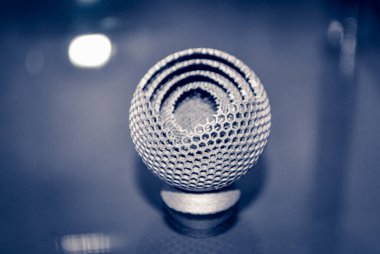 Metal 3d yazıcıya yakın çekimde yazdırılan nesne