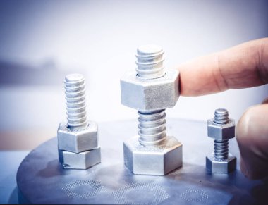 İnsan, metal 3D yazıcıya yazdırılan nesnenin detaylarını döndürür.