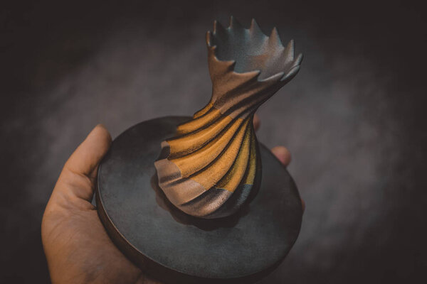 Объект, отпечатанный из металлического порошка на 3D принтере.