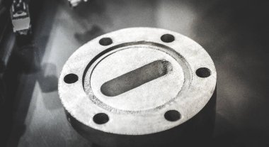Metal 3d yazıcıya yakın çekimde yazdırılan nesne.