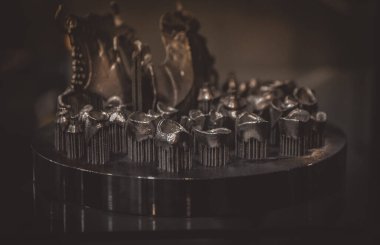 Metal 3d yazıcıya yakın çekimde yazdırılan nesne.