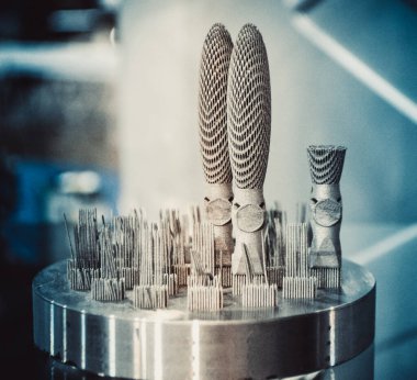 Metal 3d yazıcıya yakın çekimde yazdırılan nesne