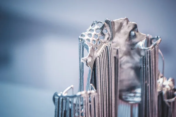 Стоматологические коронки, напечатанные в лазерной спекающей машине. — стоковое фото