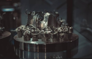 Metal 3d yazıcıya yakın çekimde yazdırılan nesne.