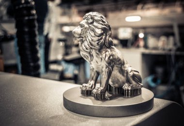 Metal 3d yazıcıya yakın çekimde yazdırılan nesne.