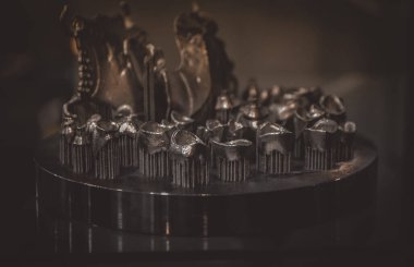 Metal 3d yazıcıya yakın çekimde yazdırılan nesne.
