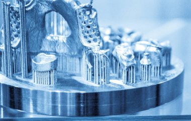 Metal 3d yazıcıya yakın çekimde yazdırılan nesne