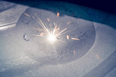 Metal için lazer sinterlama makinesi. Metal yazdıran 3B yazıcı.