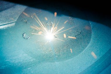 Metal için lazer sinterlama makinesi. Metal yazdıran 3B yazıcı.