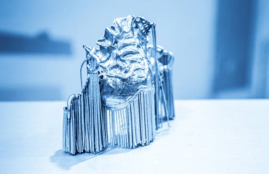 Lazer sinterleme makinesine basılmış diş kaplaması. Modern 3D yazıcı