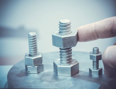 İnsan, metal 3D yazıcıya yazdırılan nesnenin detaylarını döndürür.