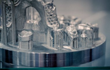 Metal 3d yazıcıya yakın çekimde yazdırılan nesne