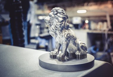 Metal 3d yazıcıya yakın çekimde yazdırılan nesne.