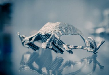 Metal 3d yazıcıya yakın çekimde yazdırılan nesne.
