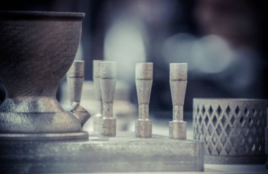 Metal 3D yazıcıya yazdırılmış nesneyi tutan adam.