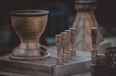 Metal 3D yazıcıya yazdırılmış nesneyi tutan adam