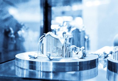 Metal 3d yazıcıya yakın çekimde yazdırılan nesne.