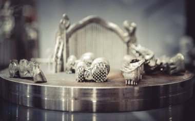 Metal 3d yazıcıya yakın çekimde yazdırılan nesne.