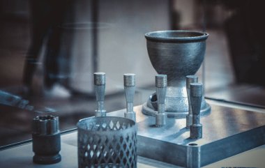 Metal 3D yazıcıya basılmış nesne. Nesne lazer sindirim makinesine yazdırıldı