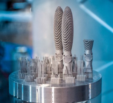 Metal 3d yazıcıya yakın çekimde yazdırılan nesne